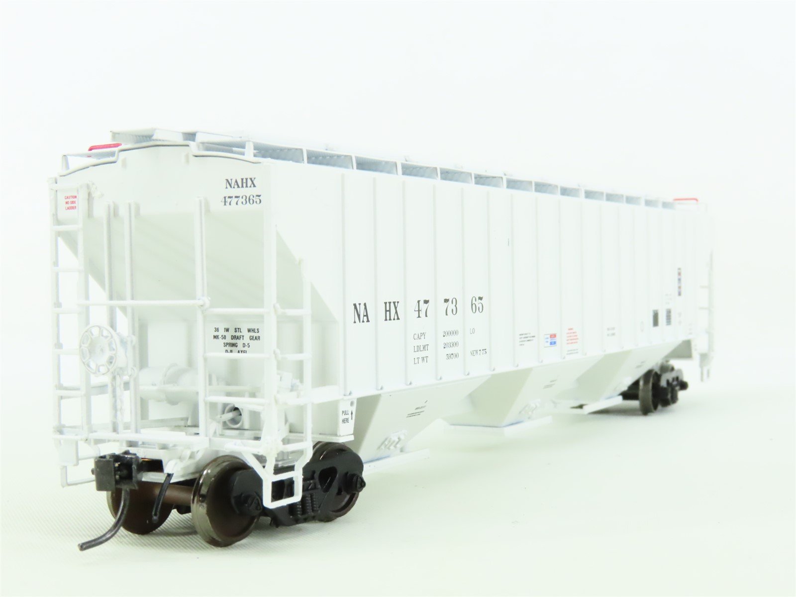HO Scale InterMountain 45295-04 NAHX Big 6 Coop 3-Bay Covered Hopper #477365