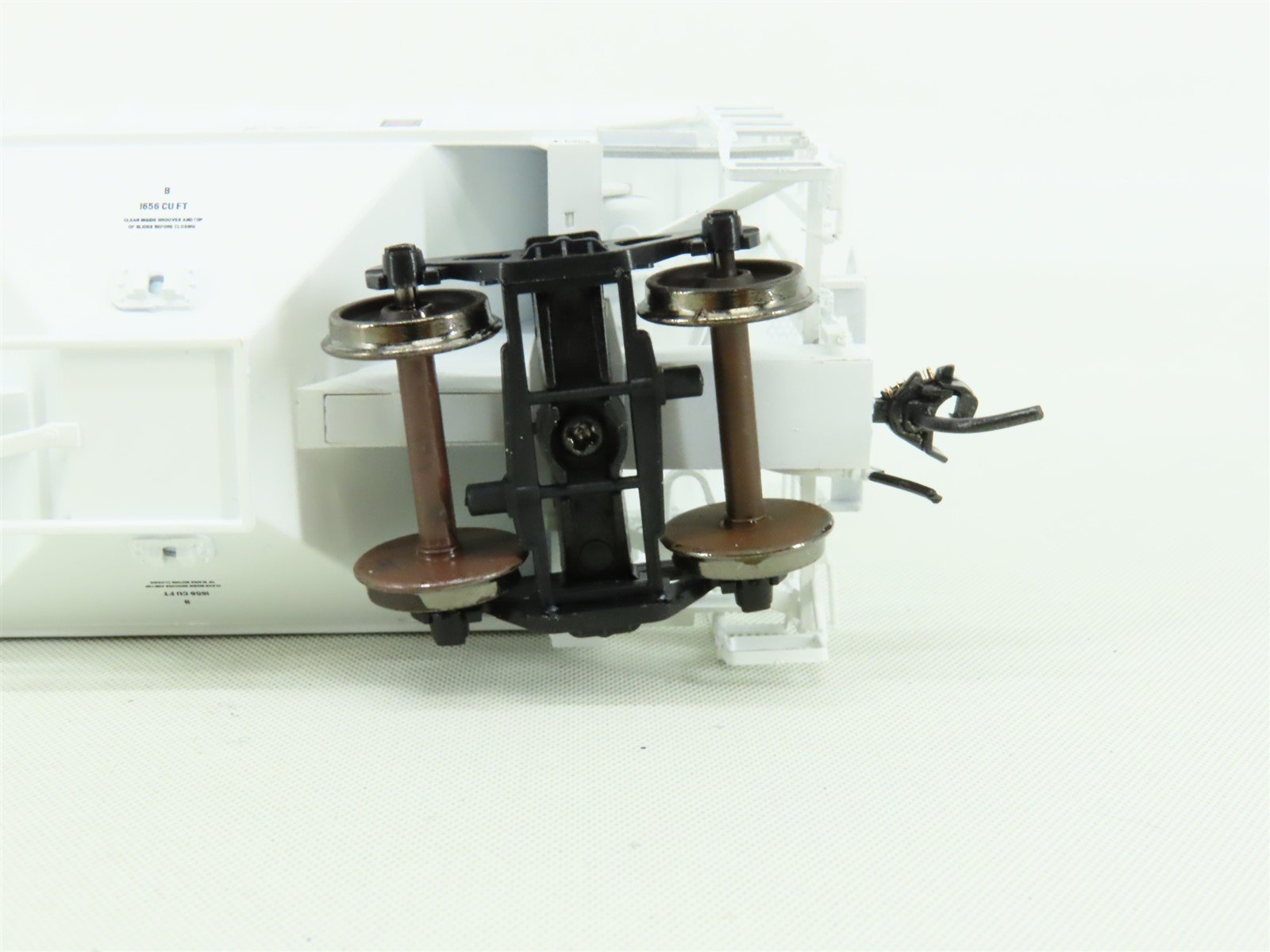 HO Scale InterMountain 45295-04 NAHX Big 6 Coop 3-Bay Covered Hopper #477365