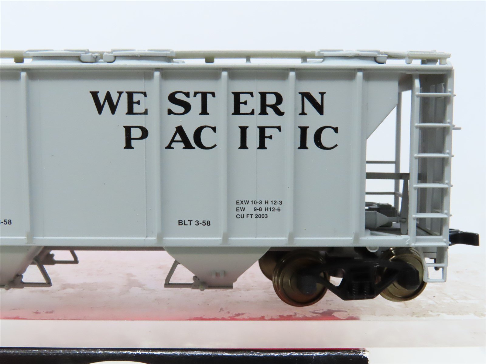 HO Scale Atlas 1820 WP Western Pacific PS-2 2-Bay Covered Hopper #11312