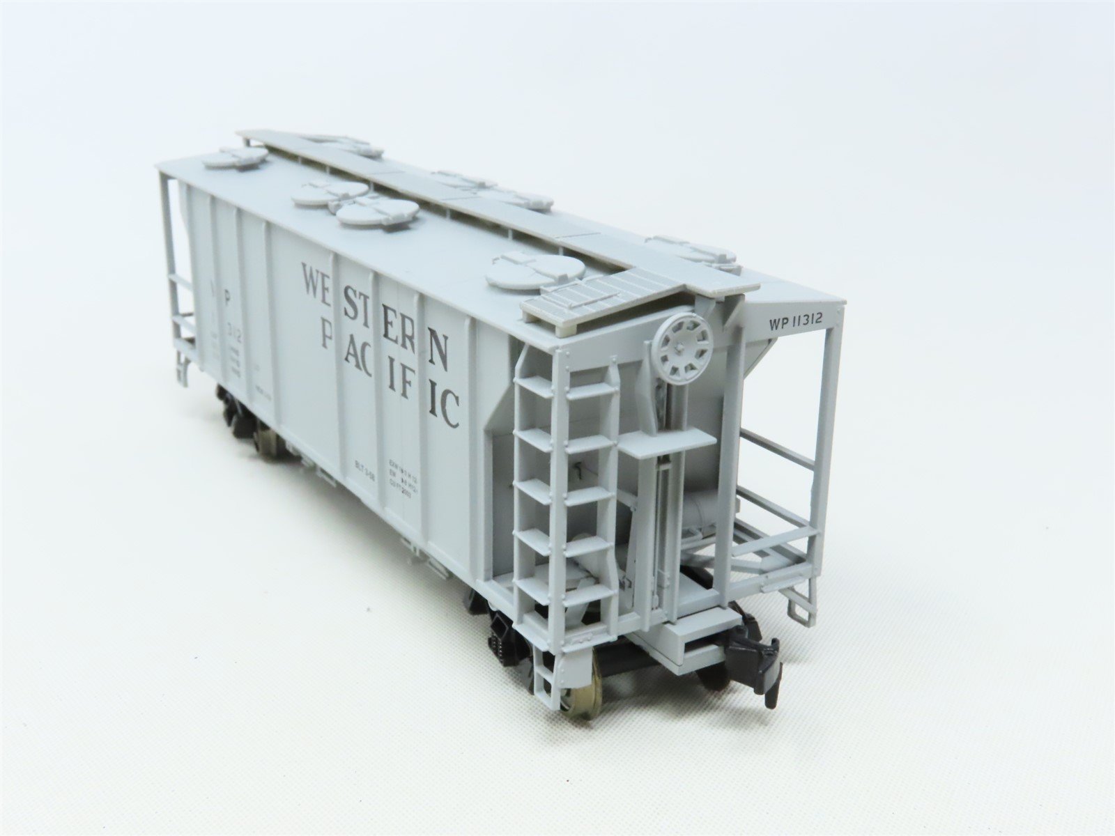 HO Scale Atlas 1820 WP Western Pacific PS-2 2-Bay Covered Hopper #11312