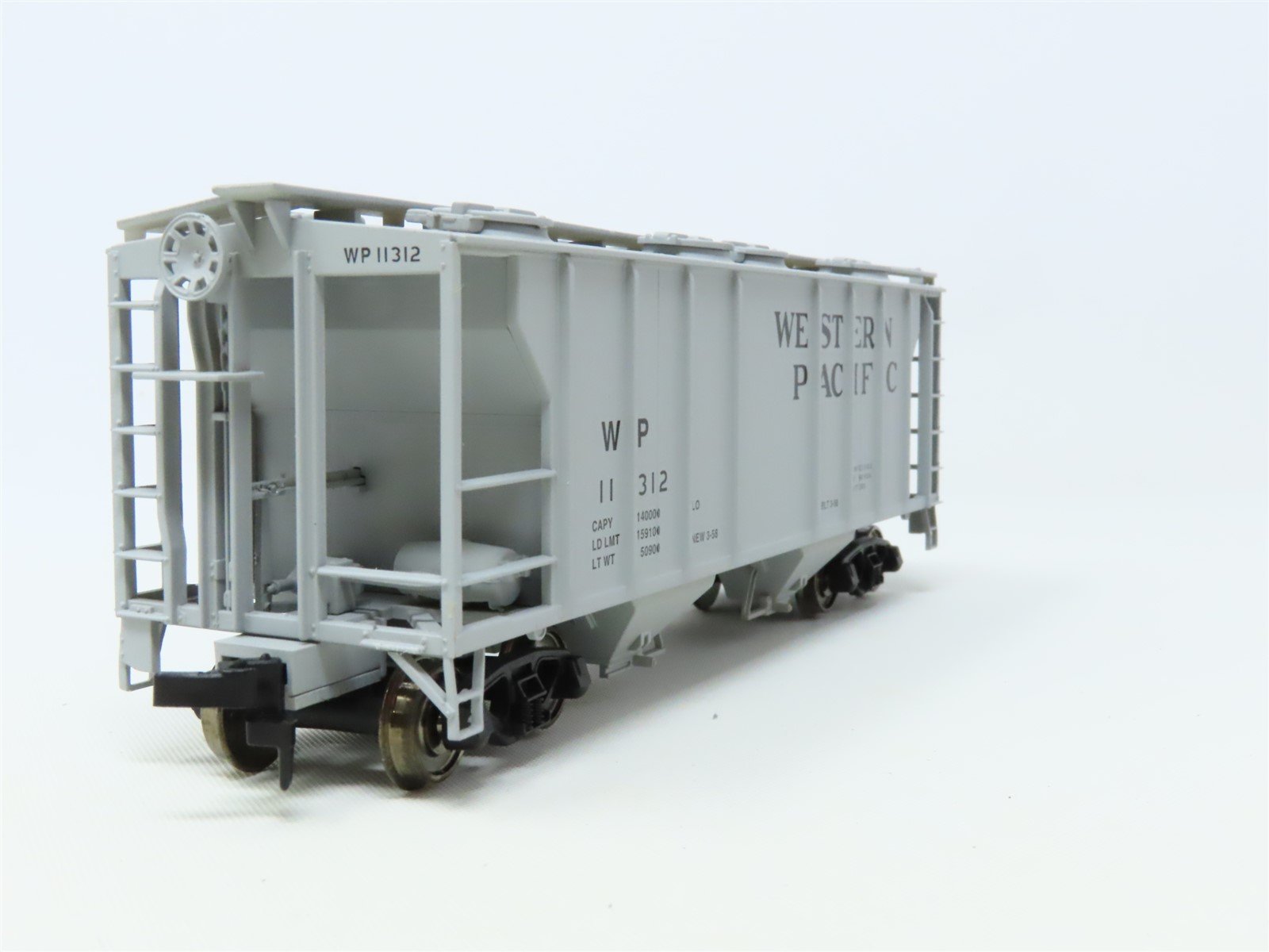 HO Scale Atlas 1820 WP Western Pacific PS-2 2-Bay Covered Hopper #11312