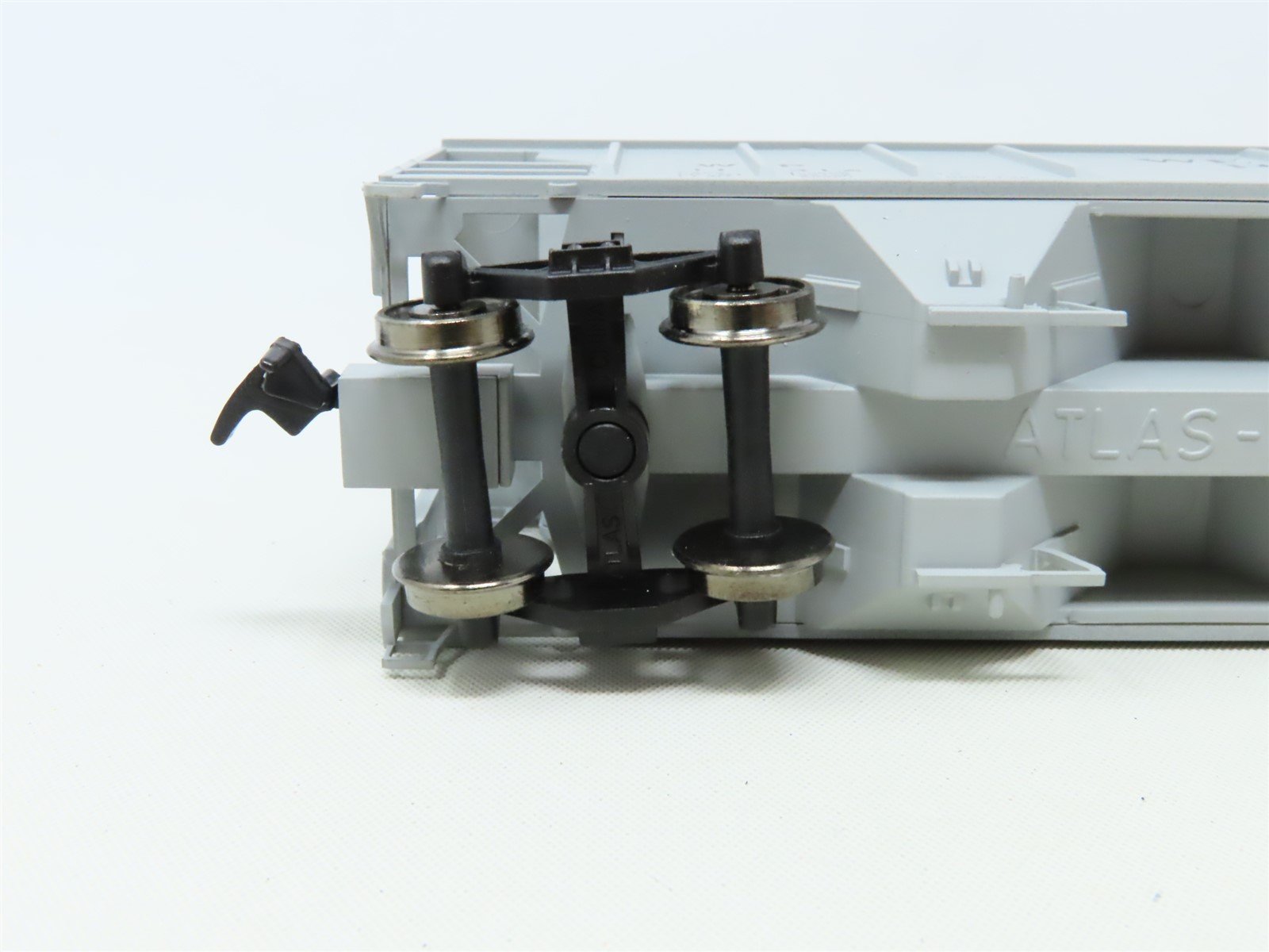 HO Scale Atlas 1820 WP Western Pacific PS-2 2-Bay Covered Hopper #11312