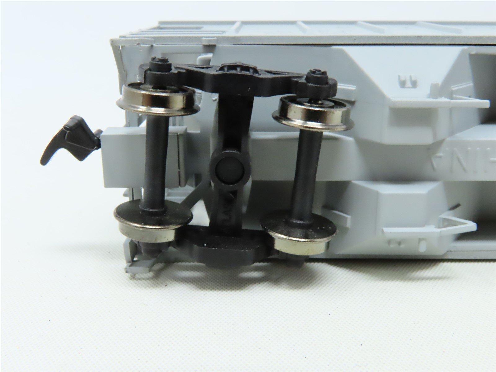 HO Scale Atlas 1817 CRR Clinchfield Railroad 2-Bay Covered Hopper #60104