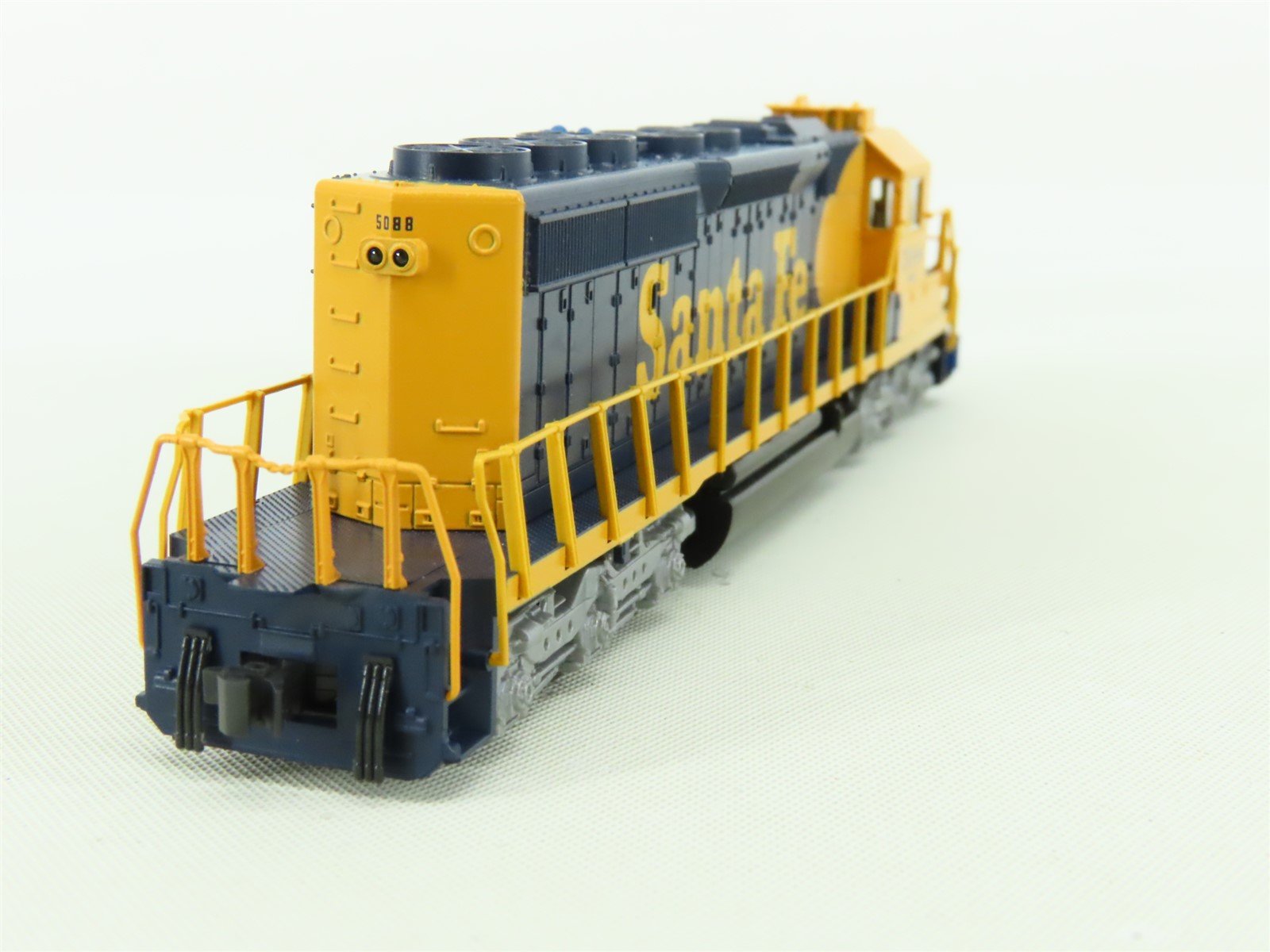 KATO H0 37-021 Santa Fe EMD GP35 Phase 1a Lok (Neu und originalverpackt) in Laufen für CHF 100 KATO H0 37-021 Santa Fe EMD GP35 Phase 1a Lok (Neu und originalverpackt) in Laufen für CHF 100