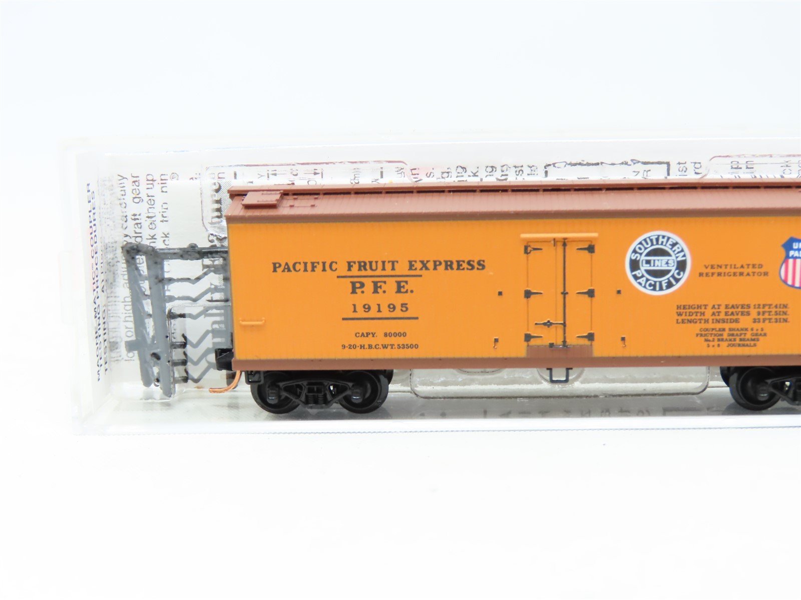 N Scale Micro-Trains MTL 47060 PFE Pacific Fruit Express 40' Reefer #19195