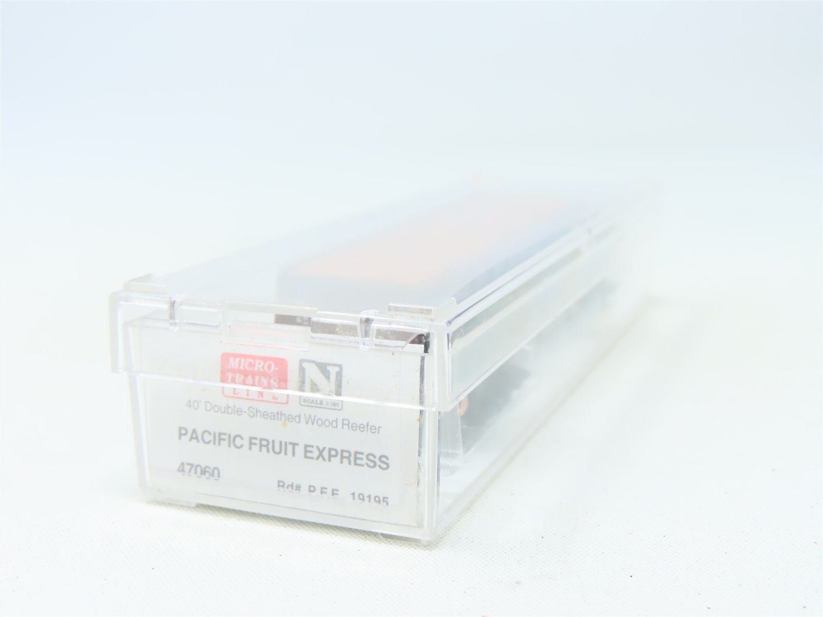 N Scale Micro-Trains MTL 47060 PFE Pacific Fruit Express 40' Reefer #19195