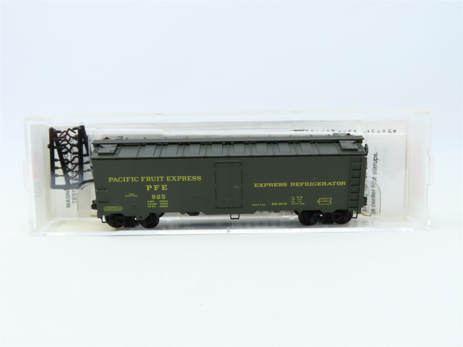N Scale Micro-Trains MTL 59510 PFE Pacific Fruit Express 40' Reefer #925