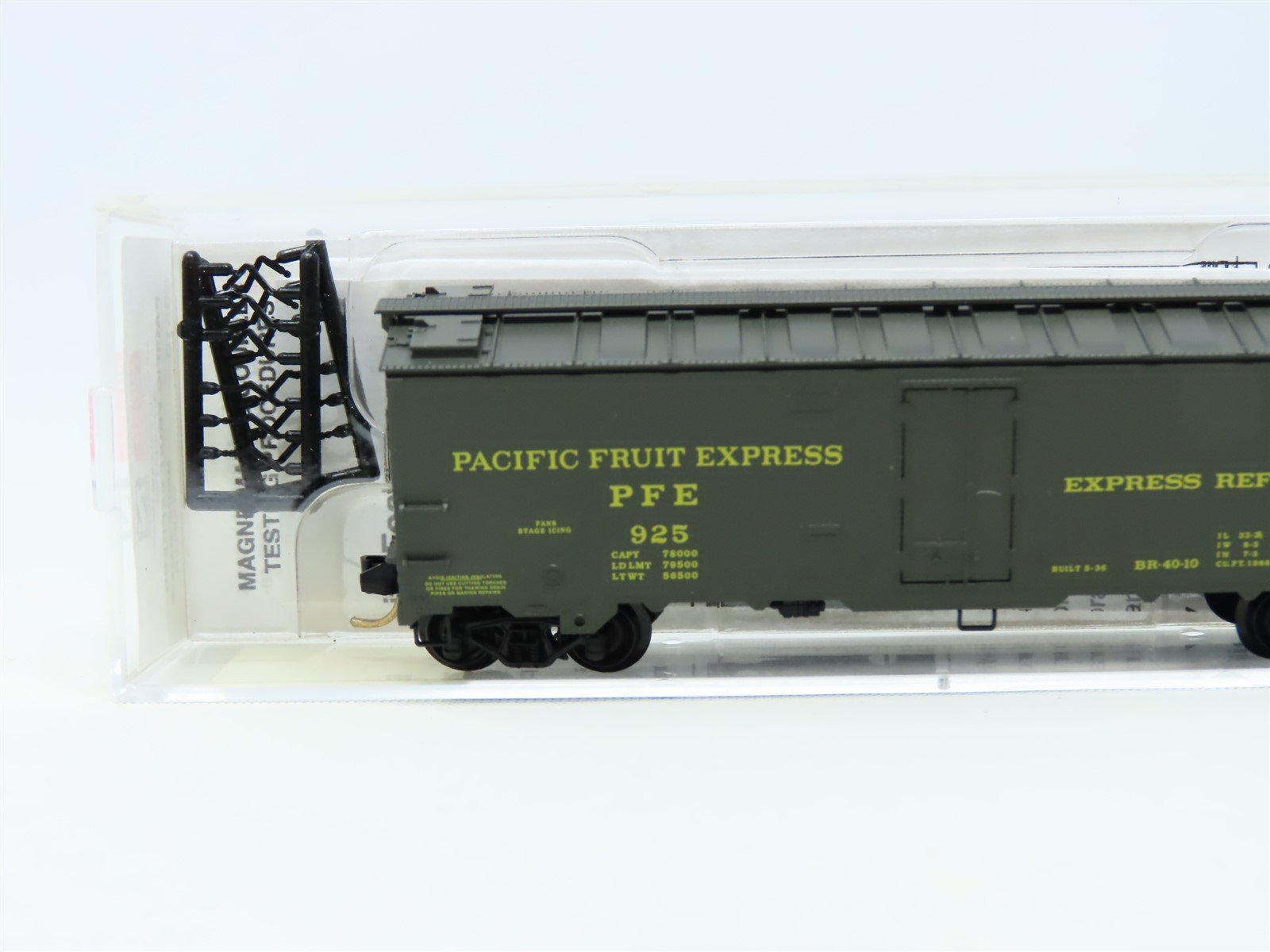 N Scale Micro-Trains MTL 59510 PFE Pacific Fruit Express 40' Reefer #925