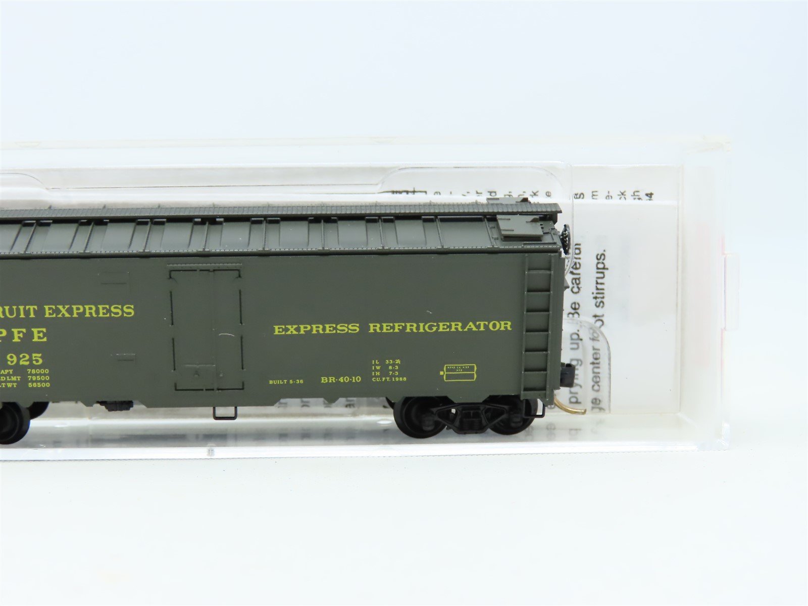 N Scale Micro-Trains MTL 59510 PFE Pacific Fruit Express 40' Reefer #925