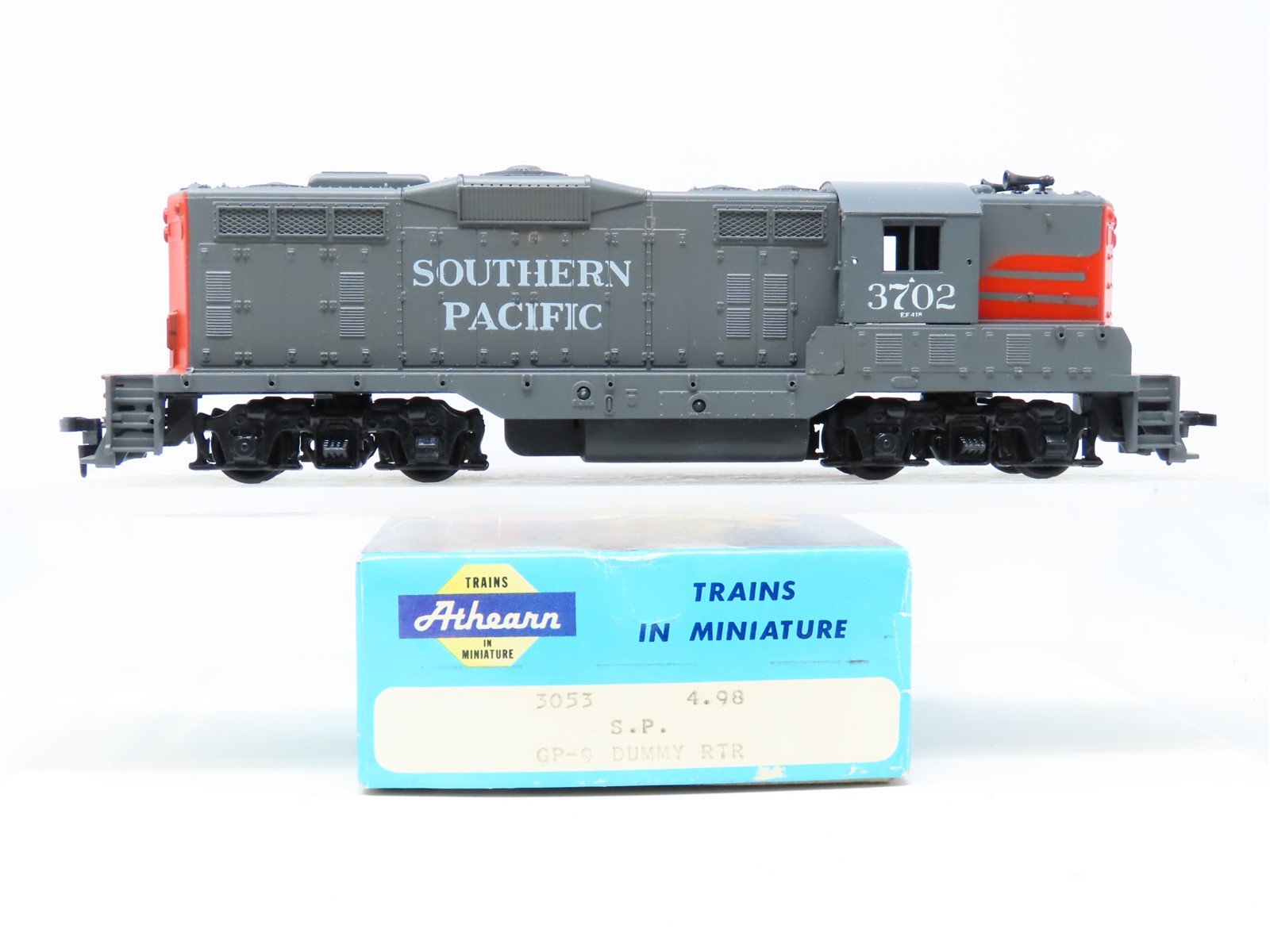 HO Scale Athearn 3053 SP Southern Pacific EMD GP9 Diesel #3702 - Unpowered