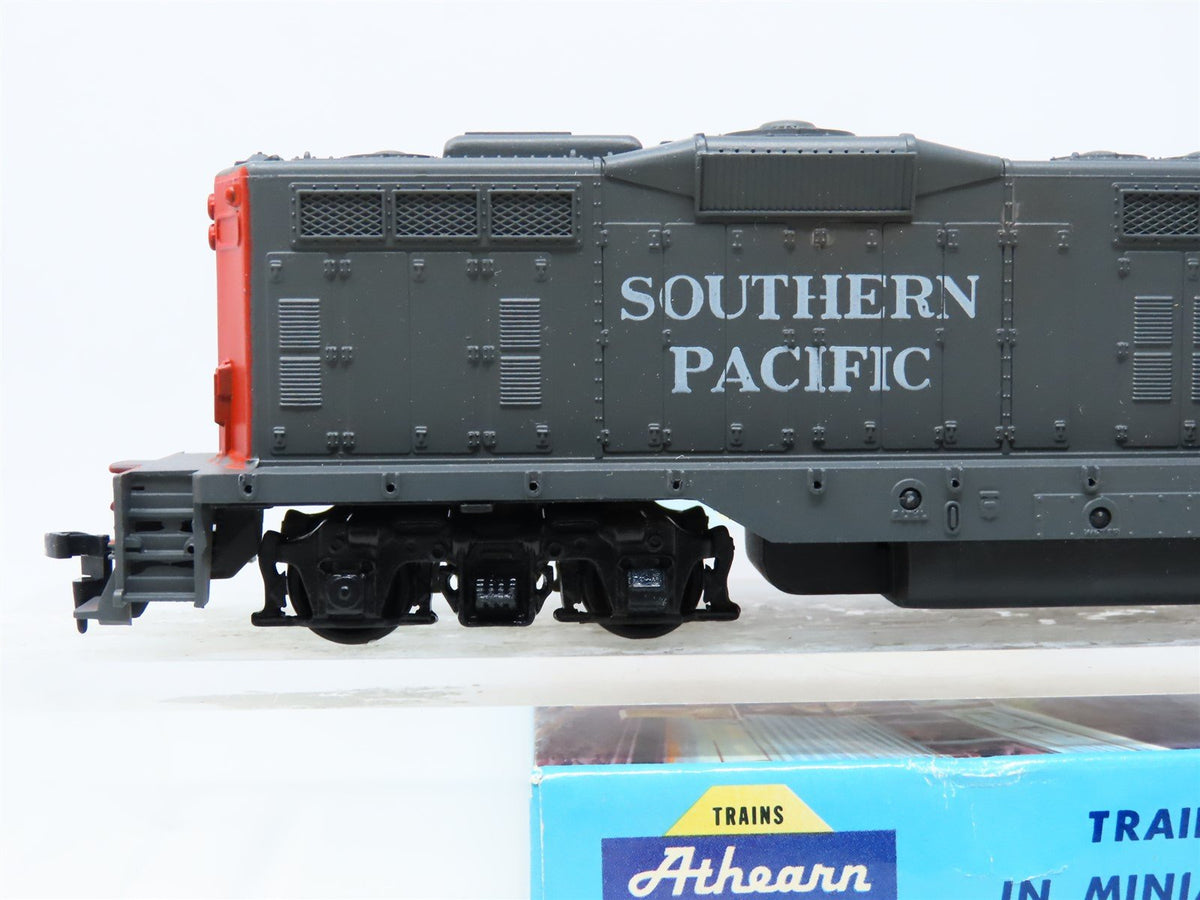 HO Scale Athearn 3053 SP Southern Pacific EMD GP9 Diesel #3702 - Unpowered