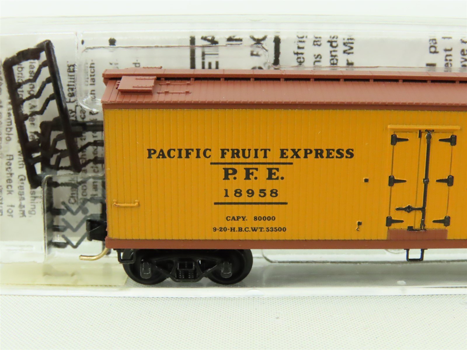 N Micro-Trains MTL #47060 UP SP PFE Pacific Fruit Express 40' Wood Reefer #18958