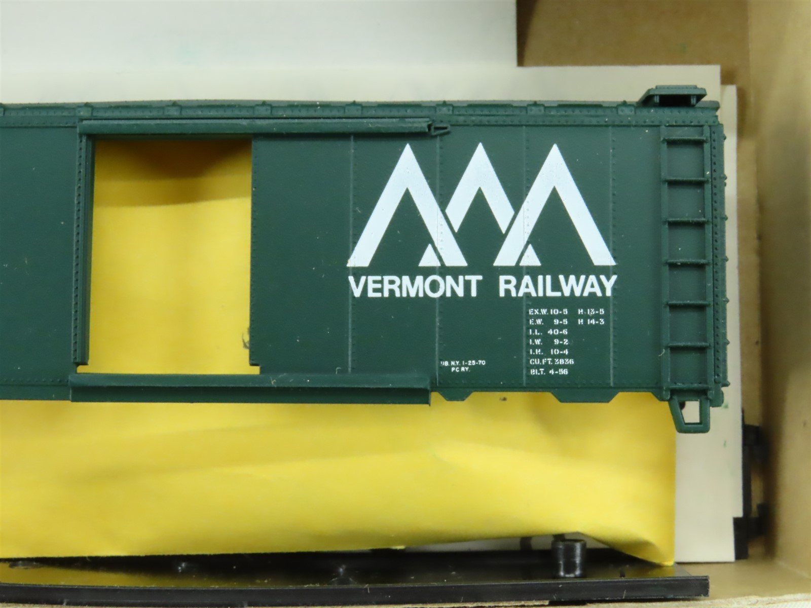 HO Scale Athearn Kit #1214 VTR Vermont Railway 40' Single Door Box Car #166