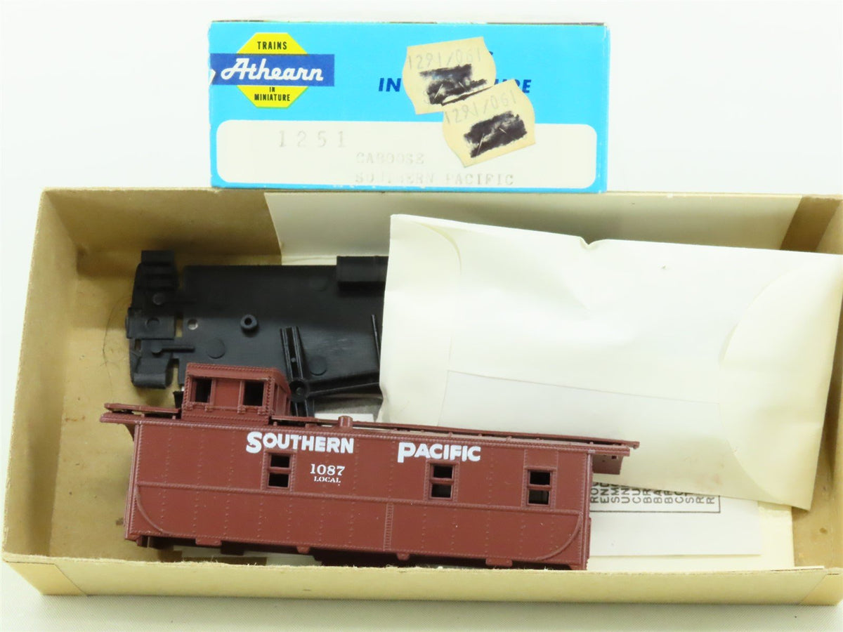 HO Scale Athearn Kit #1251 SP Southern Pacific Offset Cupola Caboose #1087