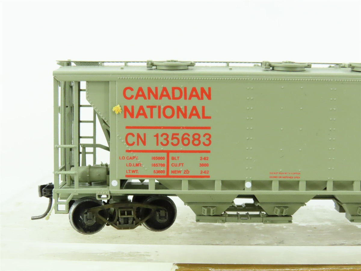 HO TrueLine Gold TLT 300541 CN Canadian National 4-Bay Covered Hopper #135683