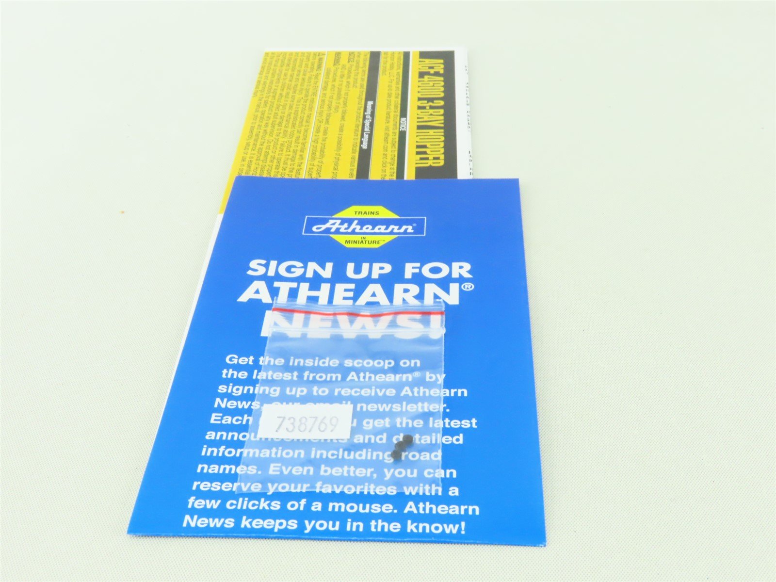 HO Athearn Genesis #ATHG15474 WP Western Pacific 3-Bay Covered Hopper #11973