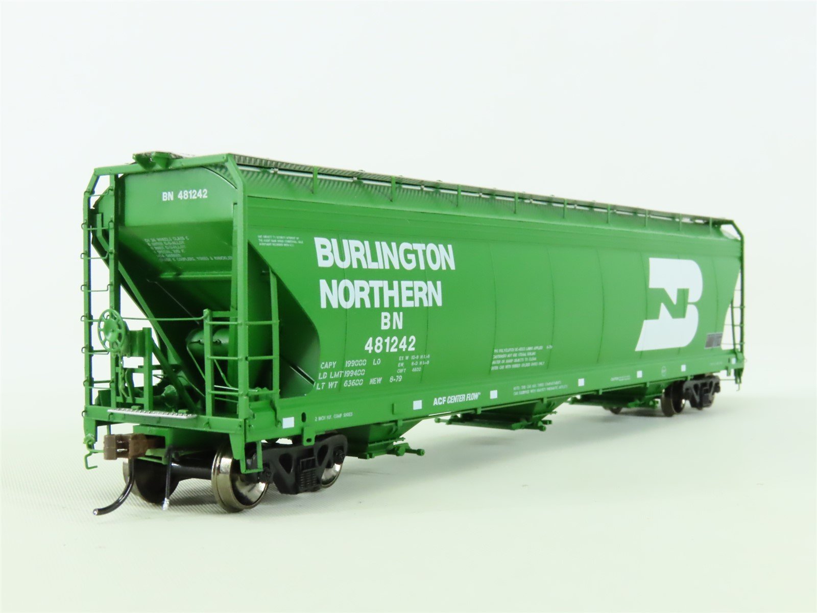 HO Athearn Genesis ATHG15819 BN Burlington Northern 3-Bay Covered Hopper #481242