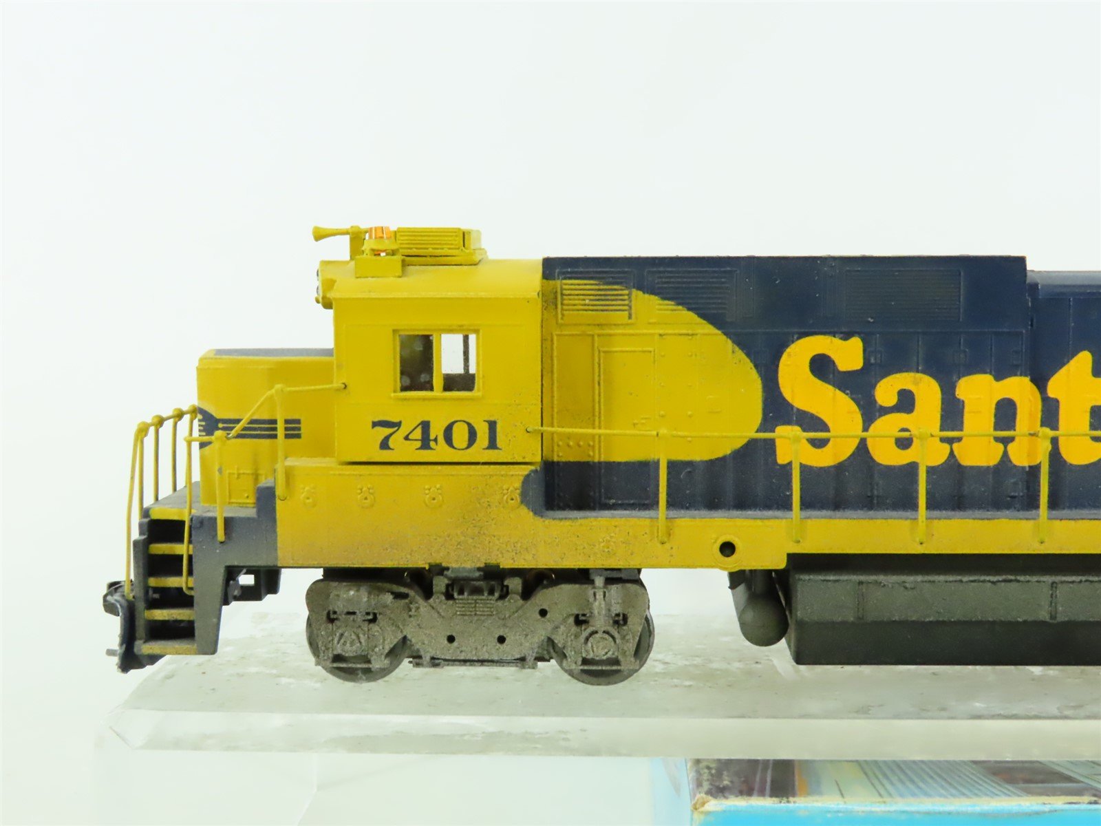 HO Scale Athearn ATSF Santa Fe GE B39-8 Diesel Locomotive #7401 - Weathered