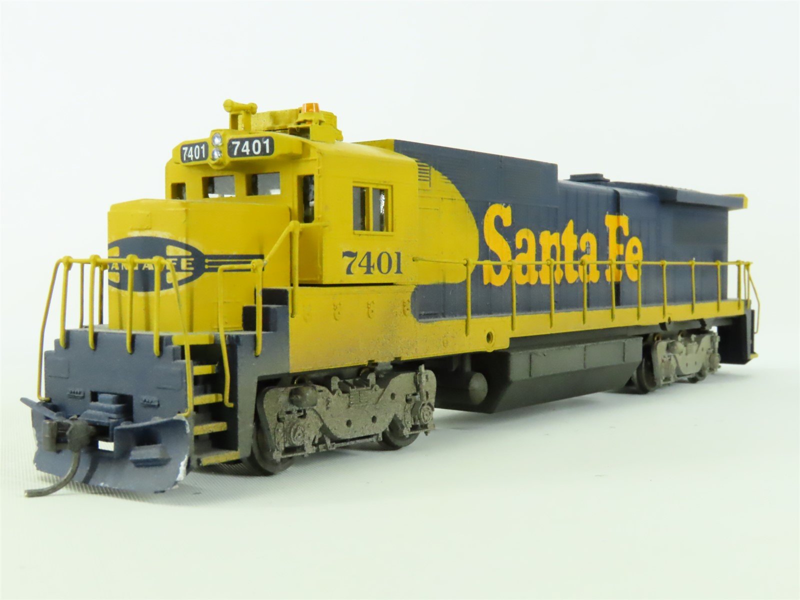 HO Scale Athearn ATSF Santa Fe GE B39-8 Diesel Locomotive #7401 - Weathered