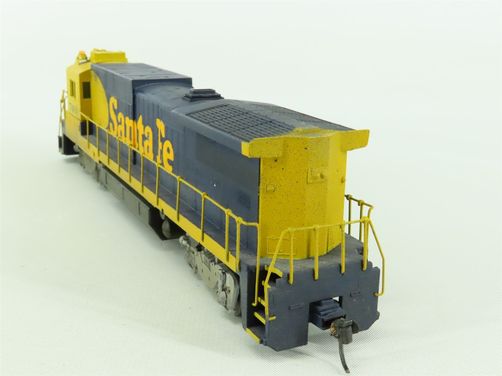 HO Scale Athearn ATSF Santa Fe GE B39-8 Diesel Locomotive #7401 - Weathered