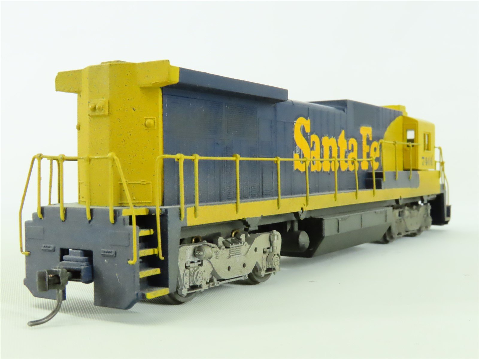 HO Scale Athearn ATSF Santa Fe GE B39-8 Diesel Locomotive #7401 - Weathered
