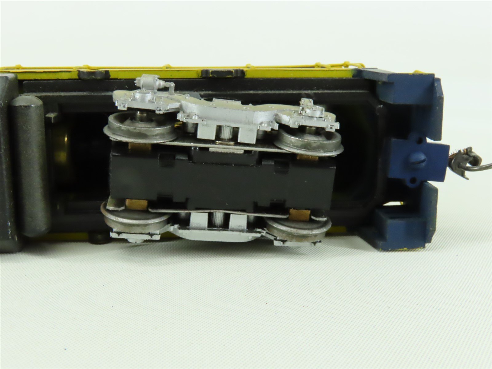 HO Scale Athearn ATSF Santa Fe GE B39-8 Diesel Locomotive #7401 - Weathered