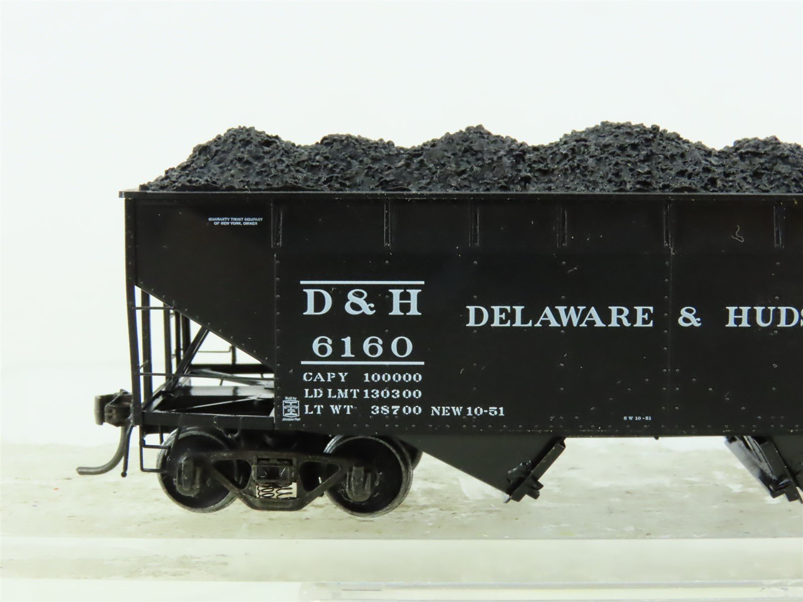 HO Scale Kadee #7034 D&H Delaware & Hudson 2-Bay Offset Hopper w/ Coal Load 6160