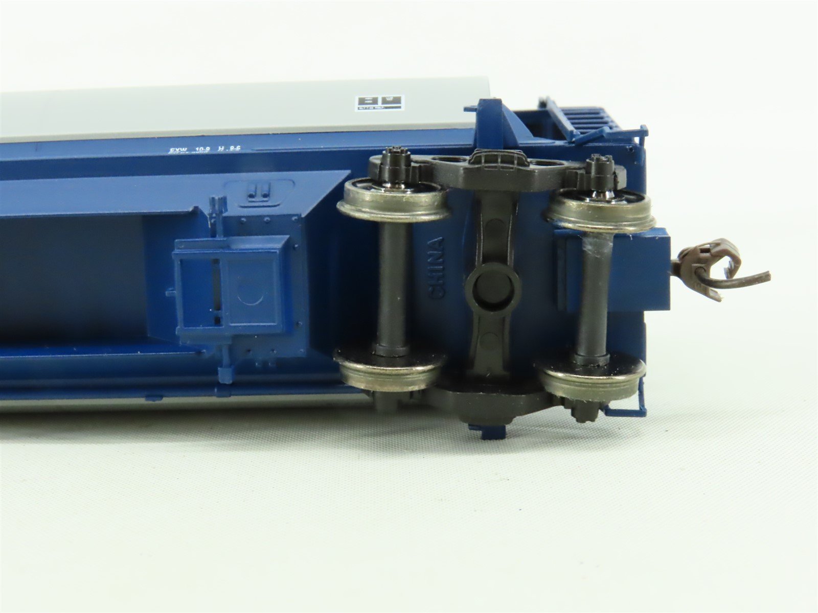 HO Scale Atlas #1120B ACFX Kerr McGee 3-Bay Cylindrical Covered Hopper #62012