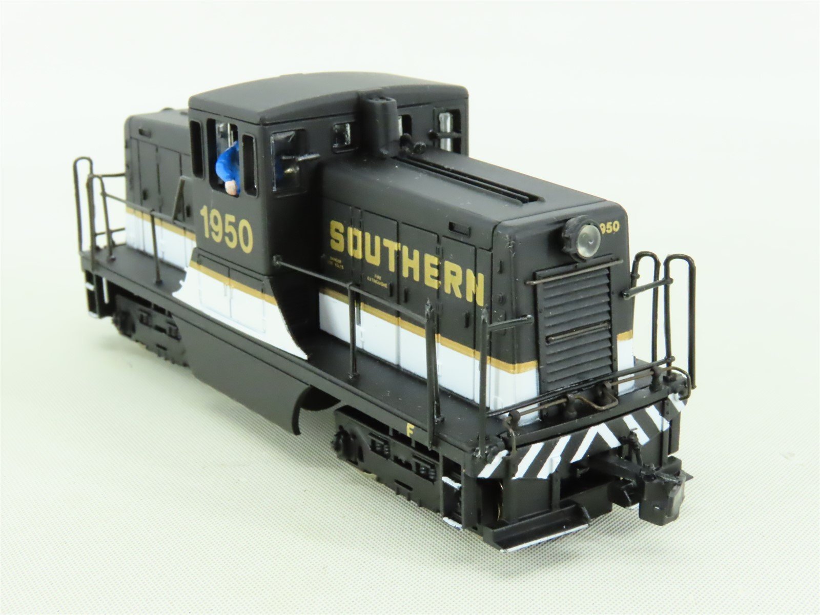 HO Bachmann Spectrum 80012 SOU Southern Railway GE 44-Ton Diesel Switcher #1950