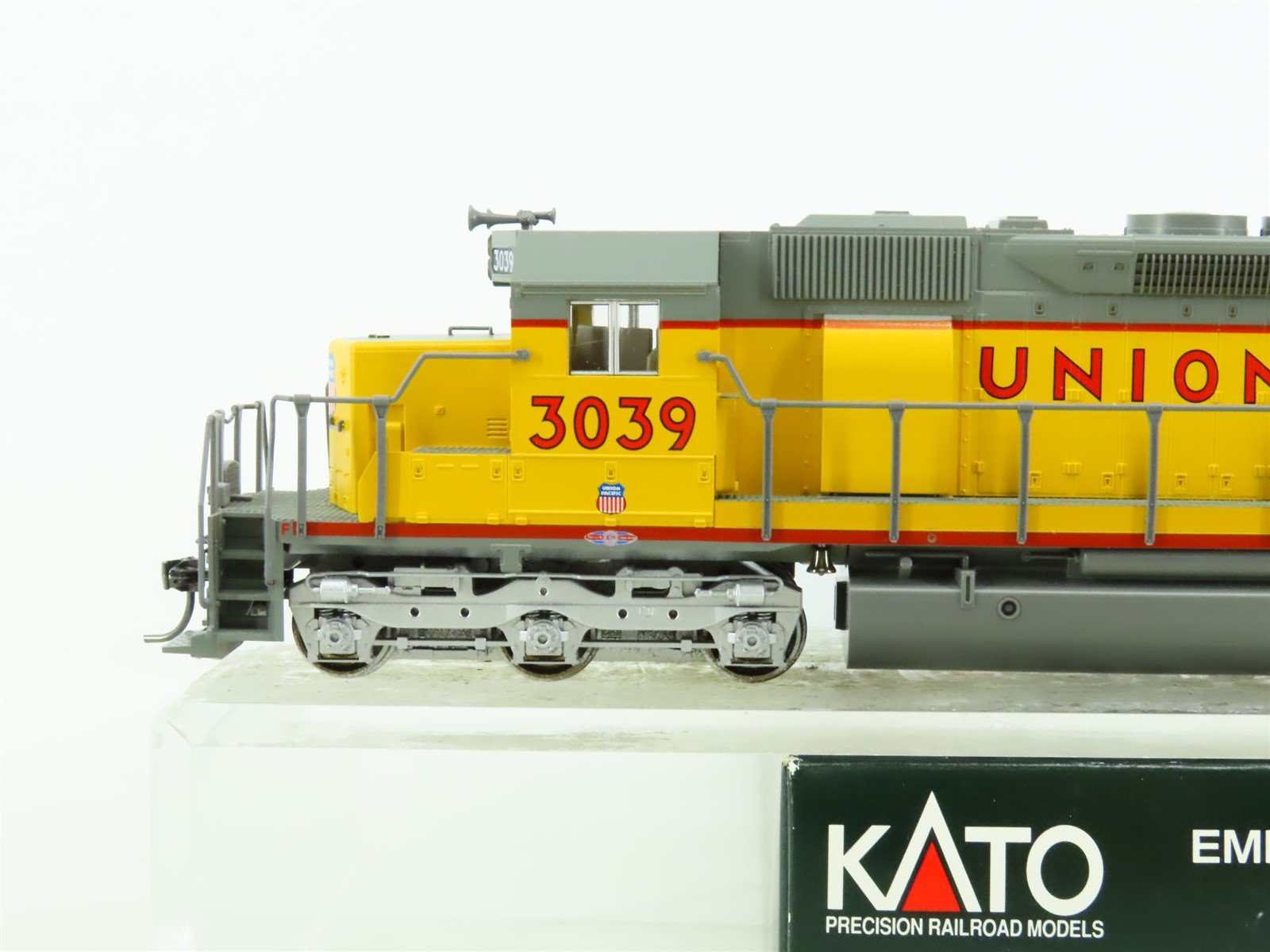 HO Kato 37-6613A SD40-2 Mid BNSF #6762 Heritage I Diesel Engine Locomotive  H0