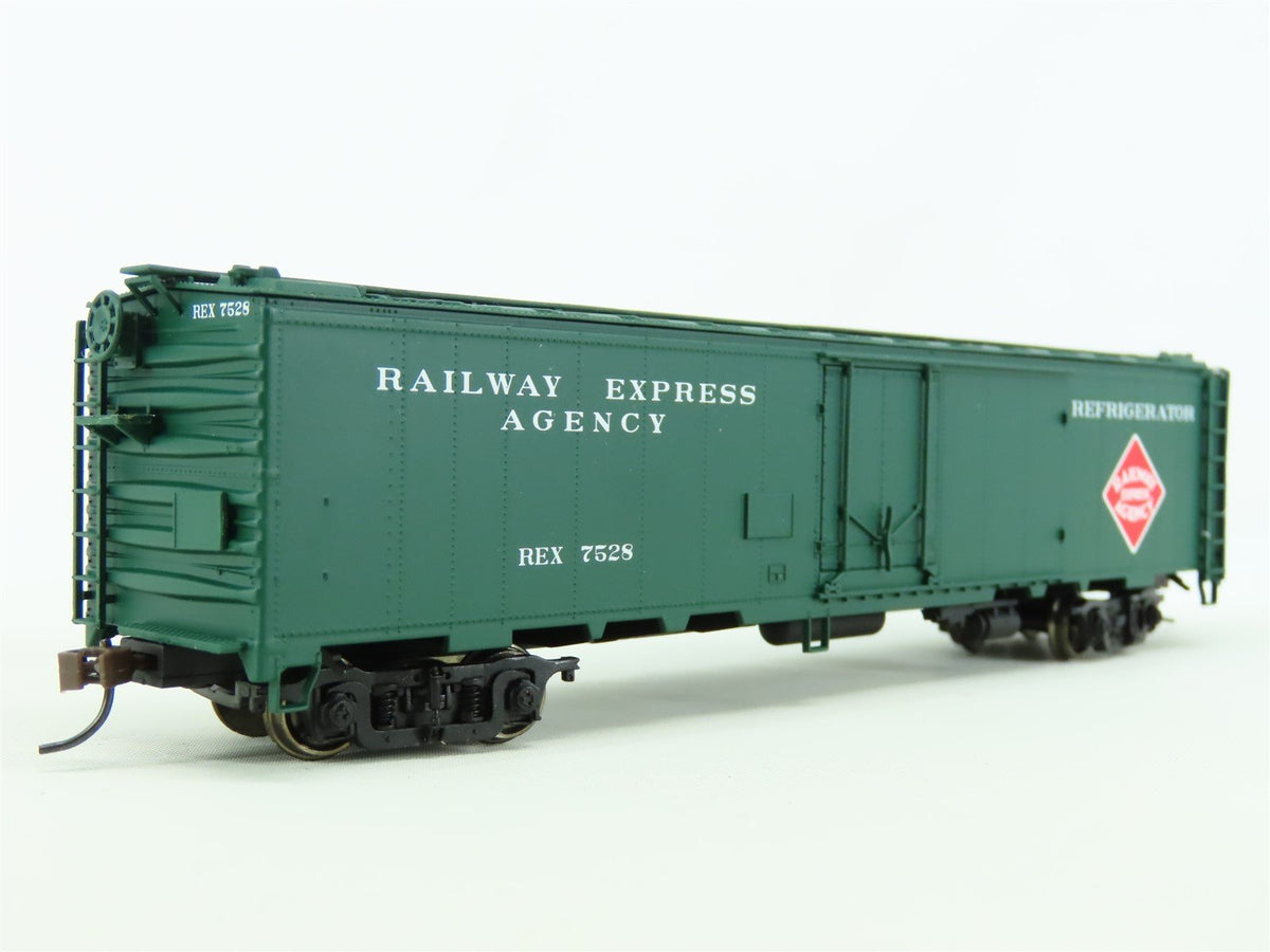 HO Scale Walthers #932-26241 REX REA Express 50&#39; Reefer 2-Pack #7453 &amp; 7528