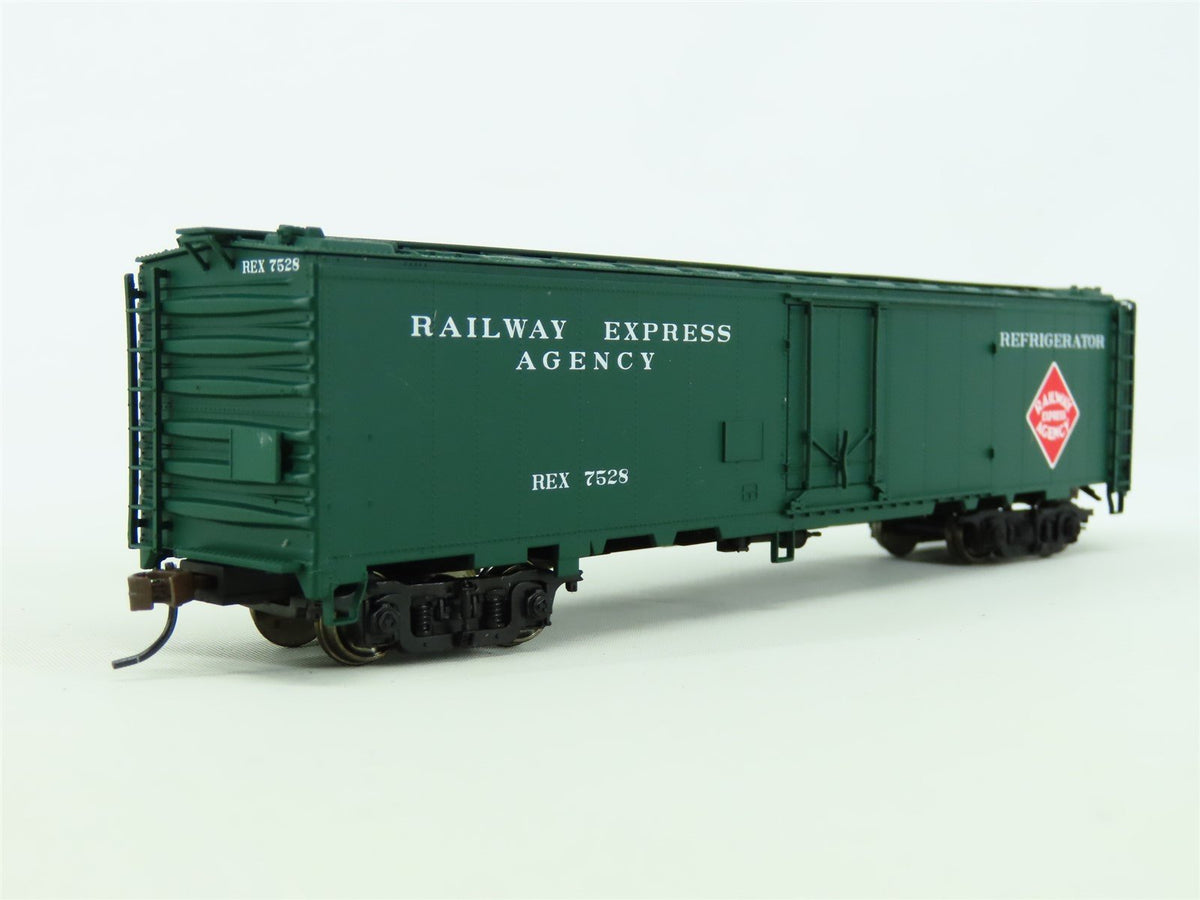 HO Scale Walthers #932-26241 REX REA Express 50&#39; Reefer 2-Pack #7453 &amp; 7528