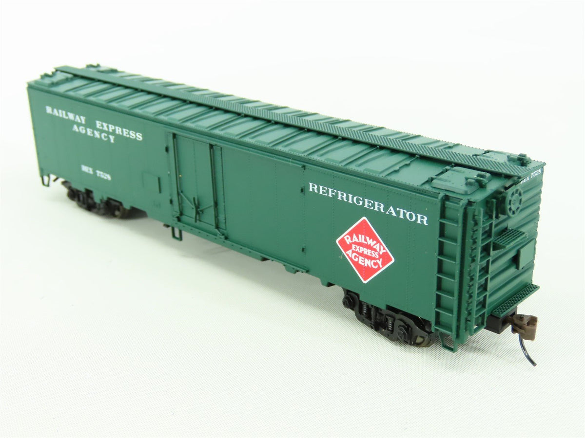 HO Scale Walthers #932-26241 REX REA Express 50&#39; Reefer 2-Pack #7453 &amp; 7528