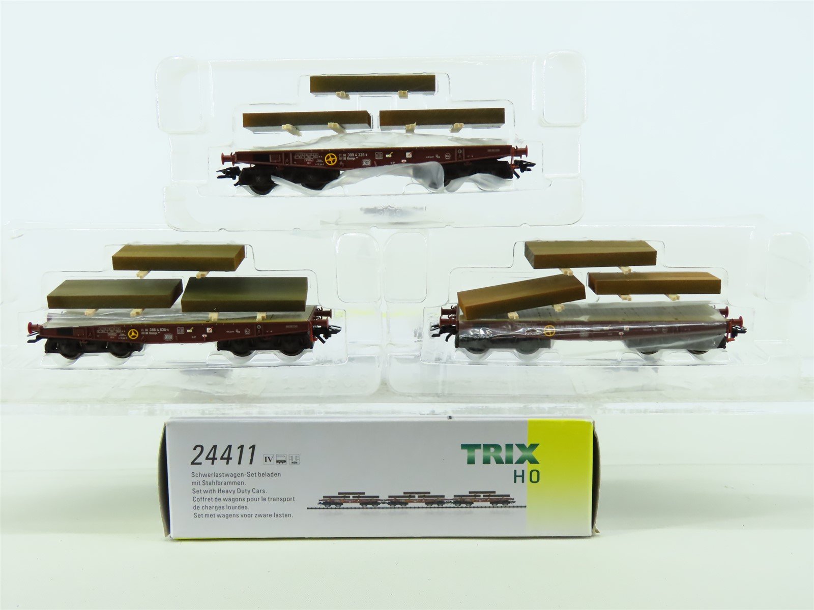 HO Scale Trix 24411 DB German Federal Era IV Heavy Duty Flat Cars w/Load 3-Pack