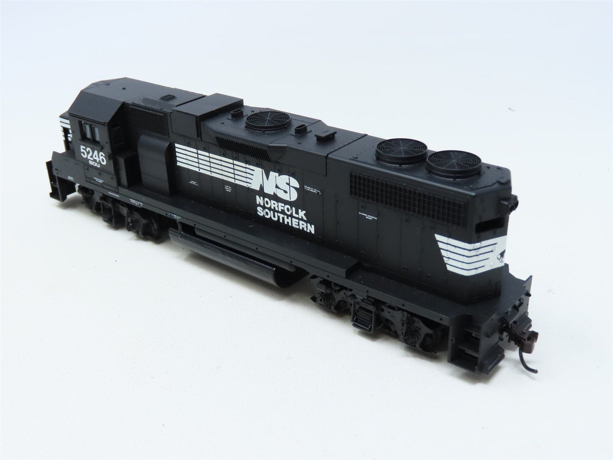HO Scale Athearn NS Norfolk Southern EMD GP38-2 Diesel #5246 - Unpowered