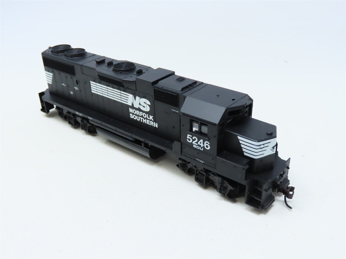 HO Scale Athearn NS Norfolk Southern EMD GP38-2 Diesel #5246 - Unpowered