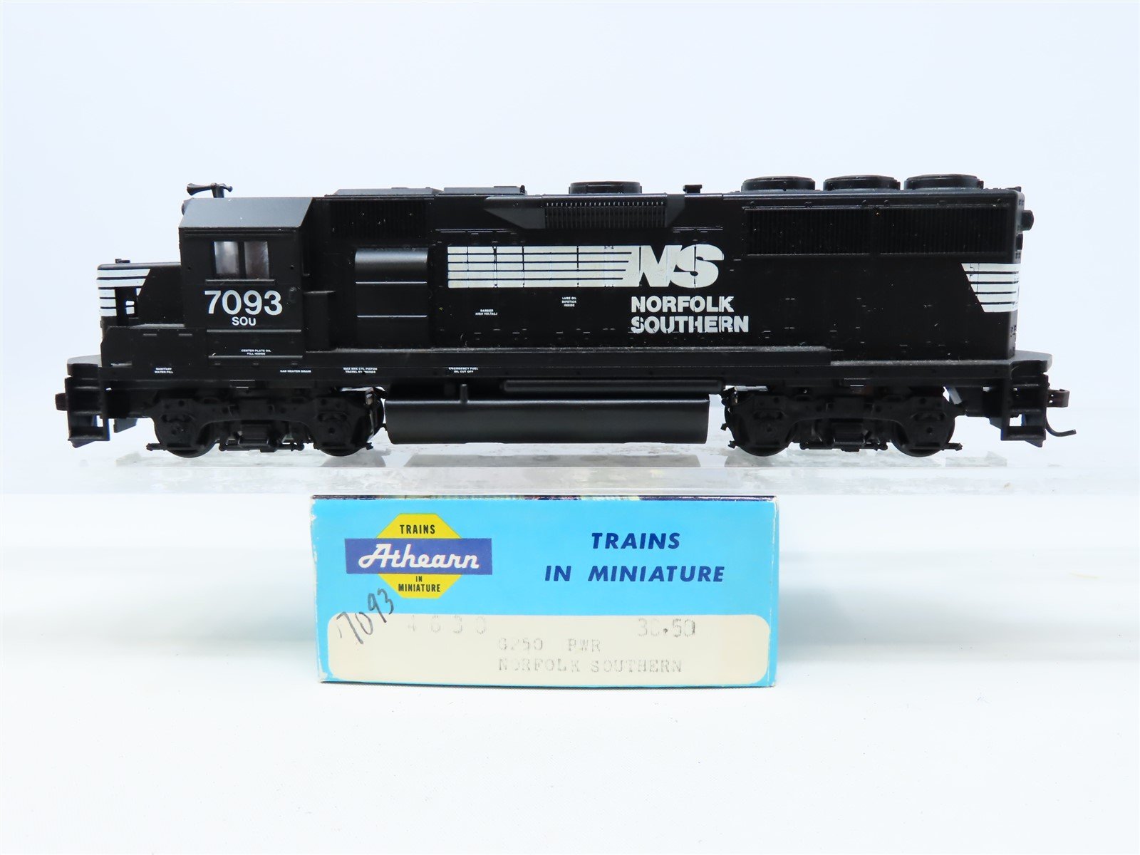 HO Scale Athearn NS Norfolk Southern EMD GP50 Diesel #7093 - Unpowered