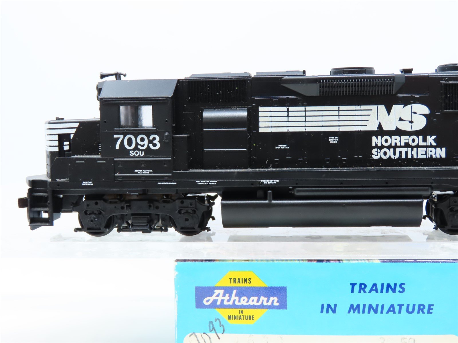 HO Scale Athearn NS Norfolk Southern EMD GP50 Diesel #7093 - Unpowered