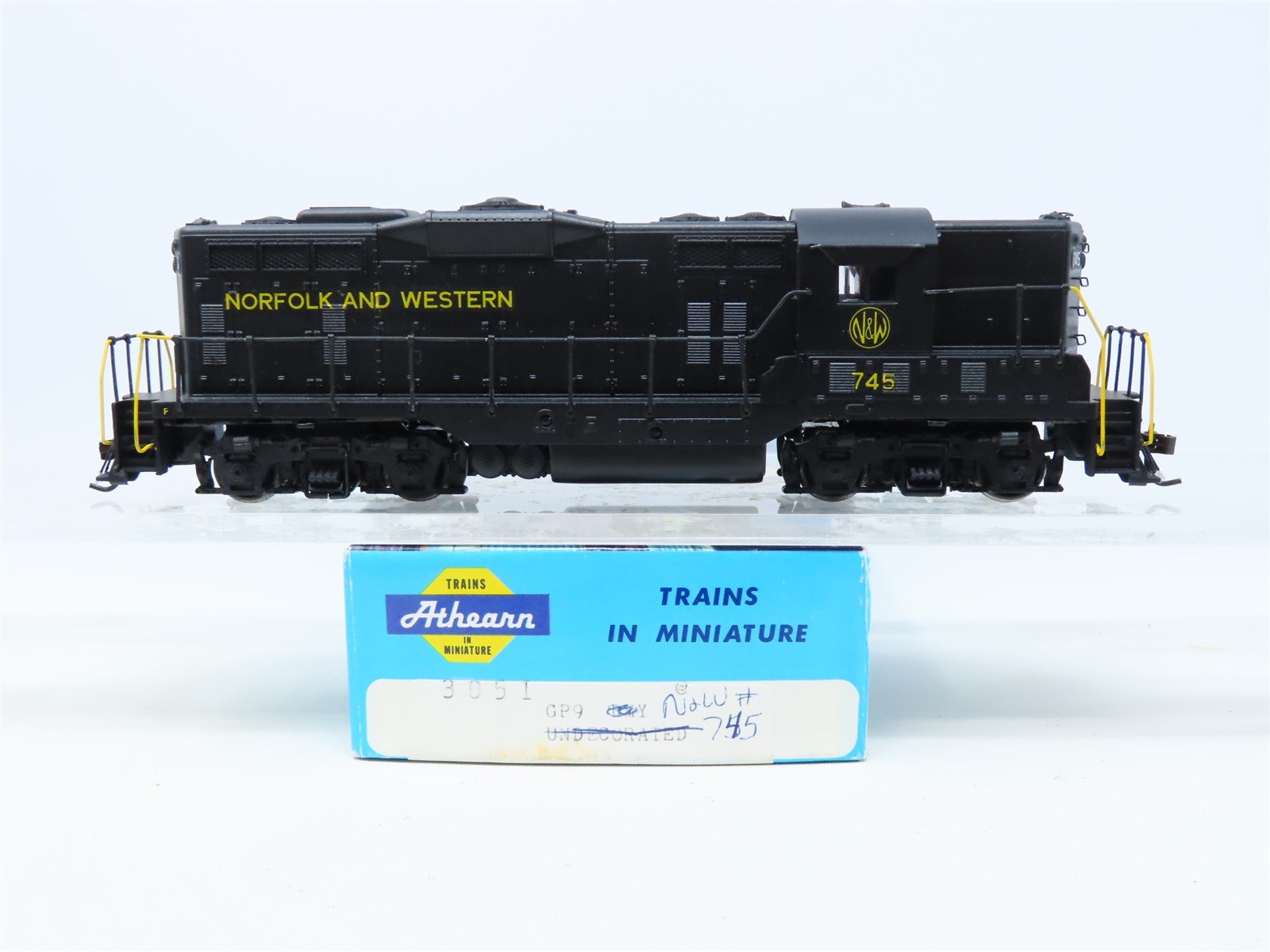 HO Scale Athearn 3051 NW Norfolk & Western EMD GP9 Diesel #745 - Custom