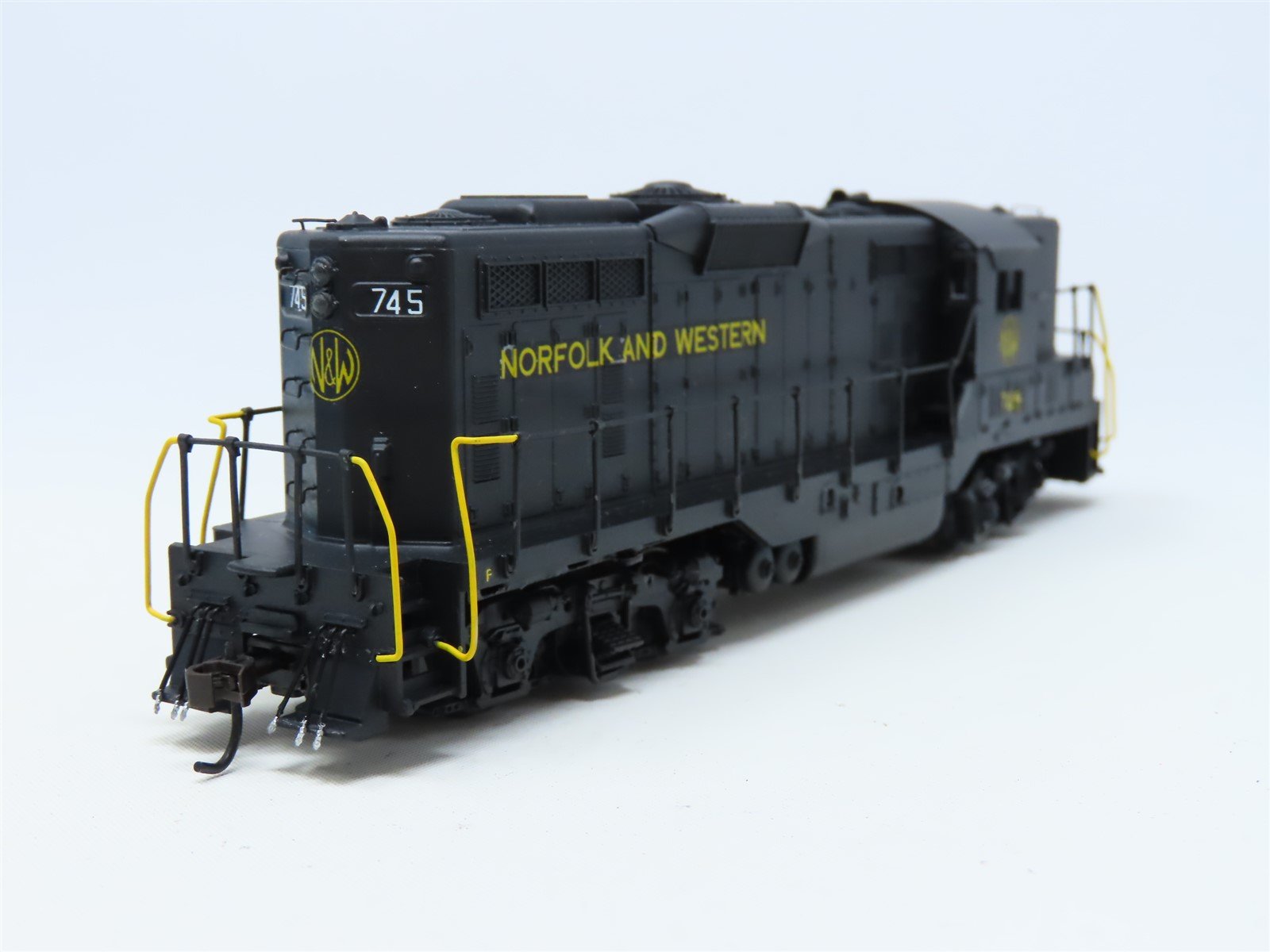 HO Scale Athearn 3051 NW Norfolk & Western EMD GP9 Diesel #745 - Custom