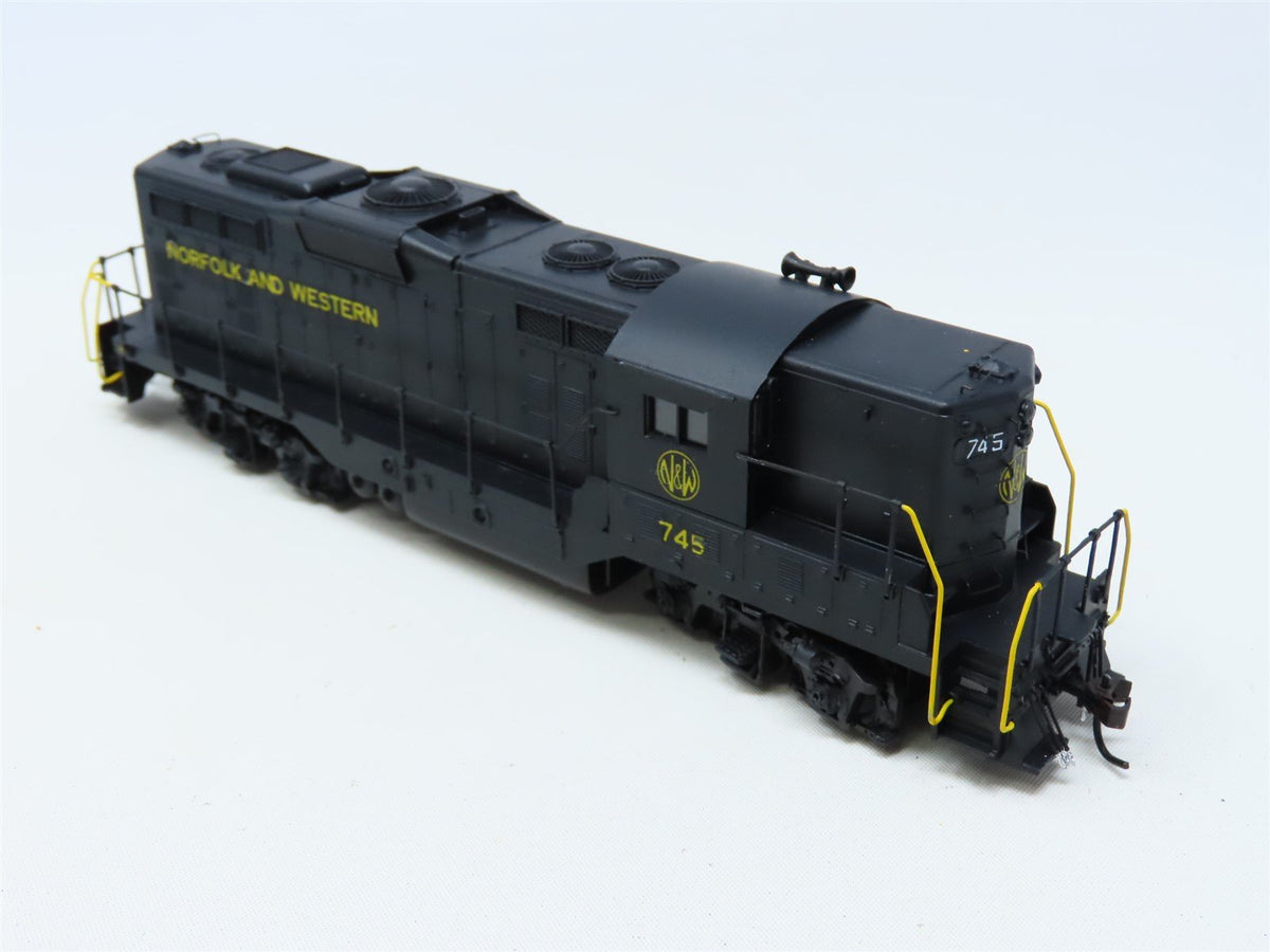 HO Scale Athearn 3051 NW Norfolk &amp; Western EMD GP9 Diesel #745 - Custom