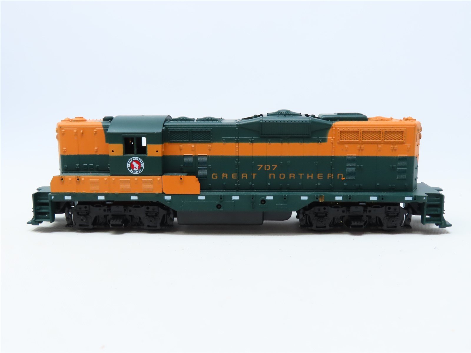 HO Scale Athearn GN Great Northern EMD GP9 Diesel Locomotive #707 - Unpowered