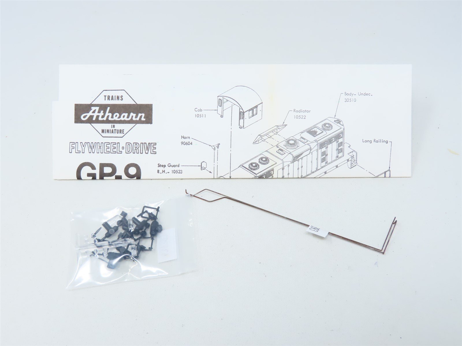 HO Scale Athearn GN Great Northern EMD GP9 Diesel Locomotive #707 - Unpowered