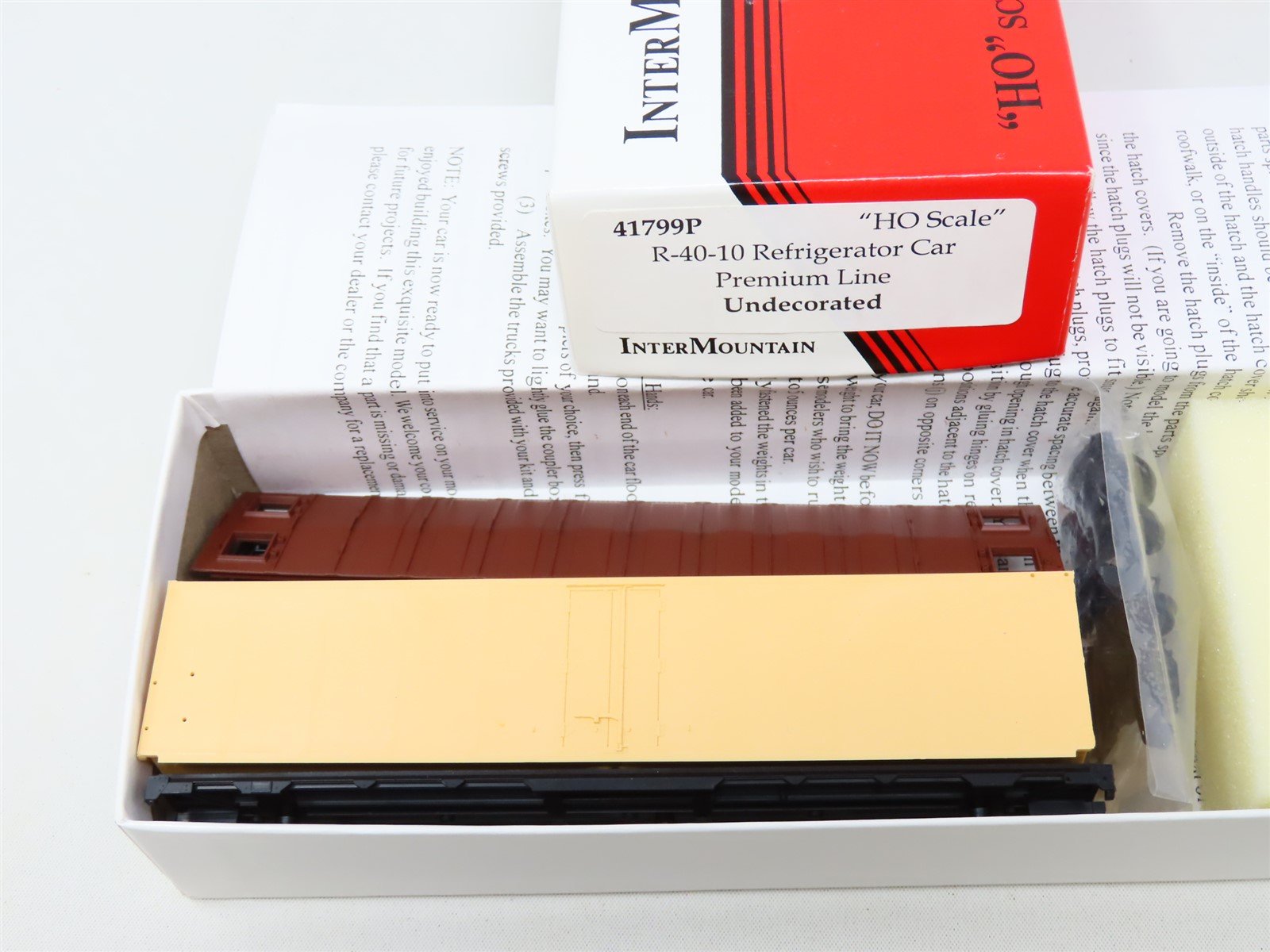 HO Scale InterMountain Kit 41799P Premium Line Yellow Undecorated R-40-10 Reefer