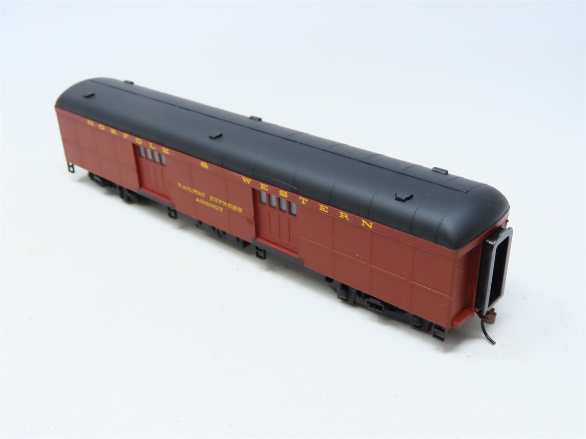 HO Scale Walthers #932-5874 N&amp;W Norfolk &amp; Western B60B Baggage Passenger Car