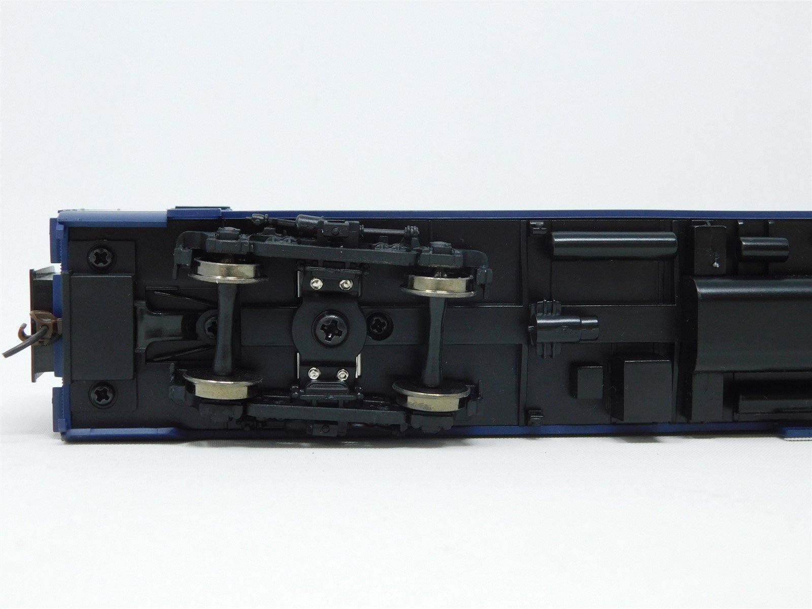 HO Scale Walthers #932-6835 L&N Louisville & Nashville 48-Seat Diner Passenger