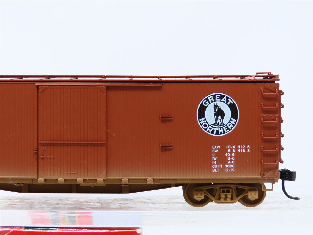 HO Scale Ertl 4381 GN Great Northern 50&#39; Single Door Box Car #23900 - Weathered