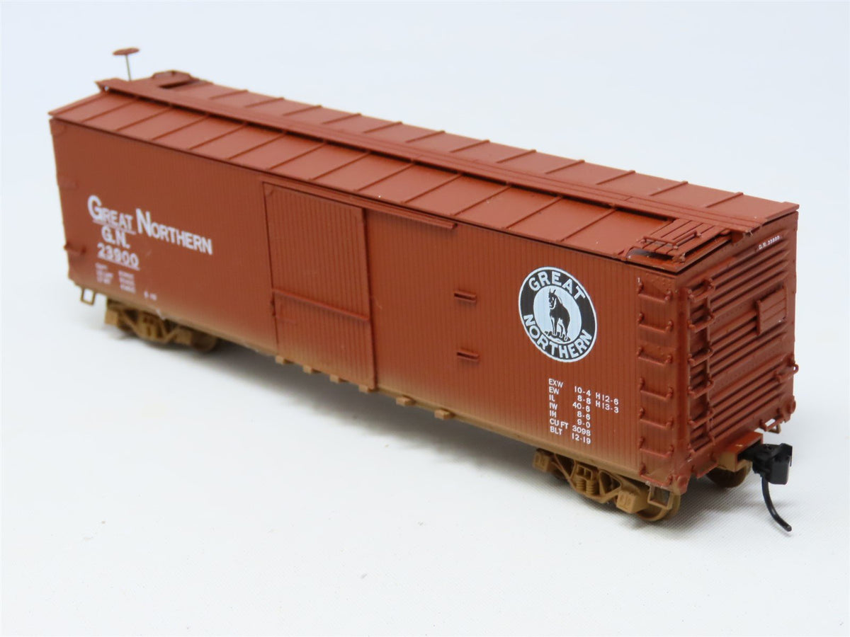 HO Scale Ertl 4381 GN Great Northern 50&#39; Single Door Box Car #23900 - Weathered