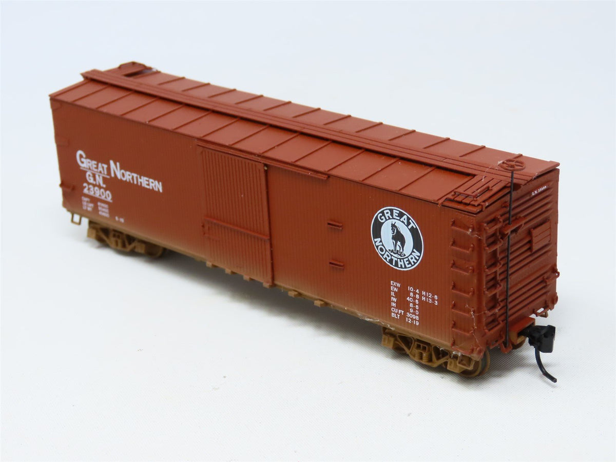 HO Scale Ertl 4381 GN Great Northern 50&#39; Single Door Box Car #23900 - Weathered