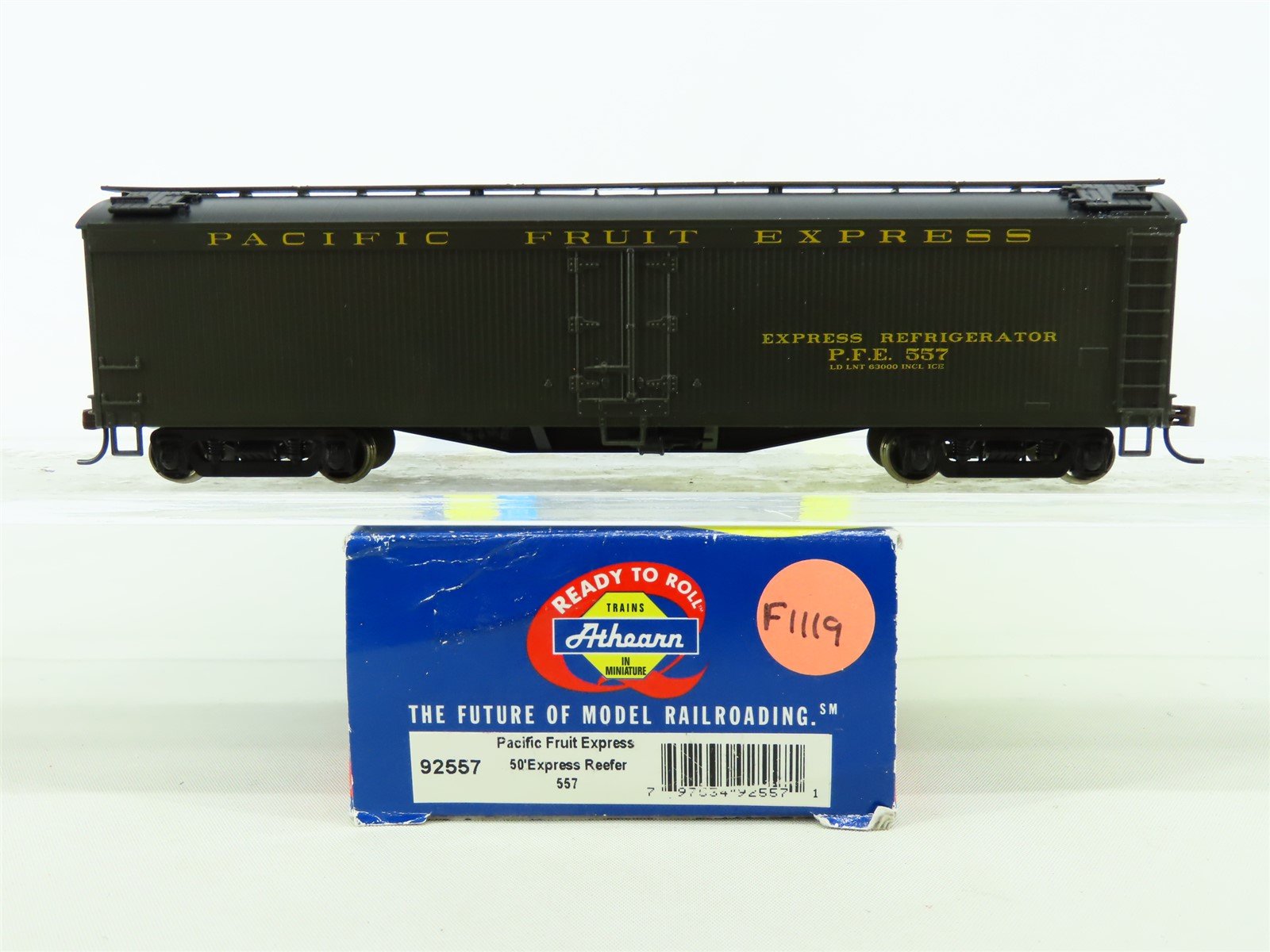 HO Scale Athearn #92557 PFE Pacific Fruit Express 50' Express Reefer #557